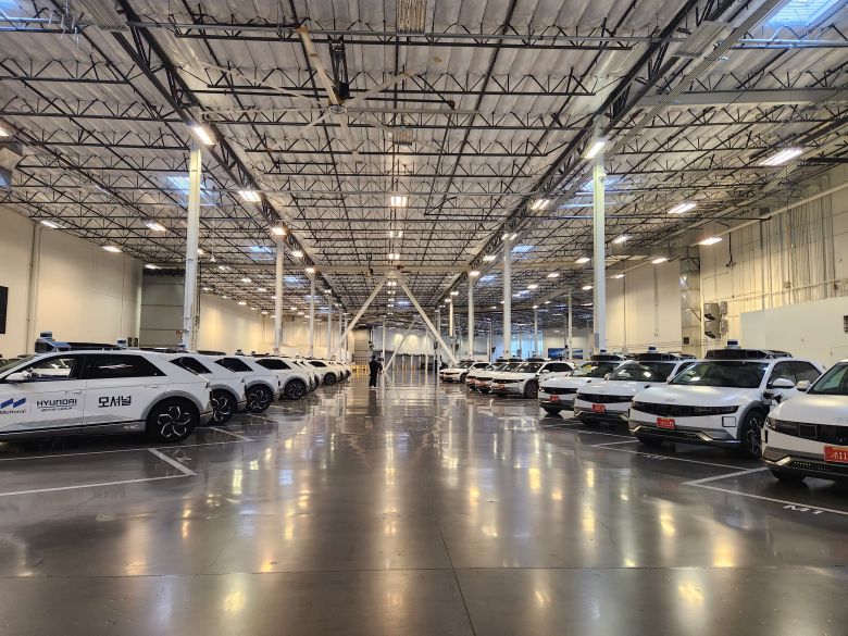 모셔널 운영 차고(Garage)에 아이오닉 5 로보택시 차량이 주차돼 있다./사진=도다솔 기자