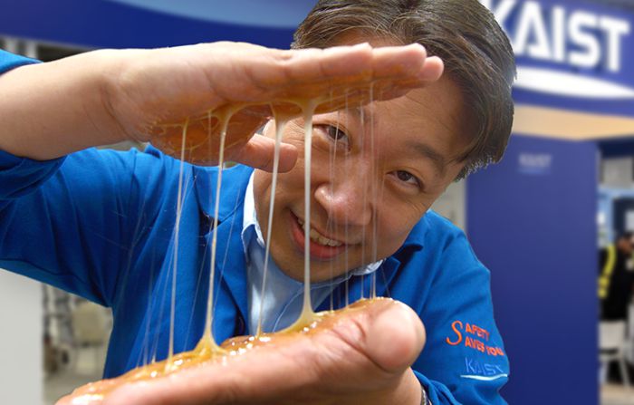 미국에서 열린 '소비자가전쇼(CES) 2026'에서 카이스트 이해신 석좌교수가 신기술과 핵심원료를 시연하고 있다/사진 제공=그래비티