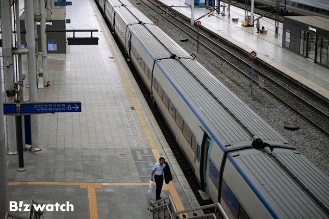 KTX가 역내 머물고 있다./사진=비즈워치DB