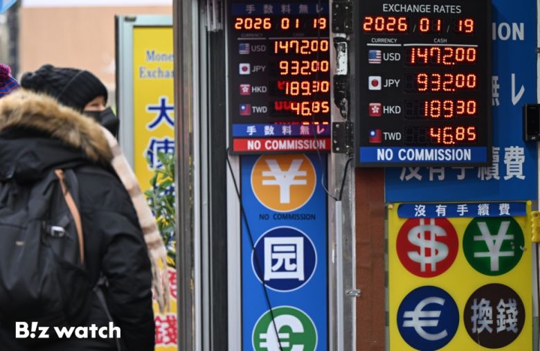 19일 정부가 외화 유출을 막기 위해 시중은행을 소환해 가파르게 늘어나던 달러예금의 금리를 낮추고 마케팅을 자제하는 등 환율 방어에 나서고 있다. 사진은 서울 도심의 환전소 모습./사진=이명근 기자 qwe123@