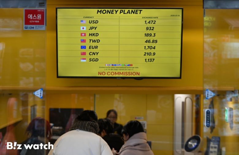 19일 정부가 외화 유출을 막기 위해 시중은행을 소환해 가파르게 늘어나던 달러예금의 금리를 낮추고 마케팅을 자제하는 등 환율 방어에 나서고 있다. 사진은 서울 도심의 환전소 모습./사진=이명근 기자 qwe123@