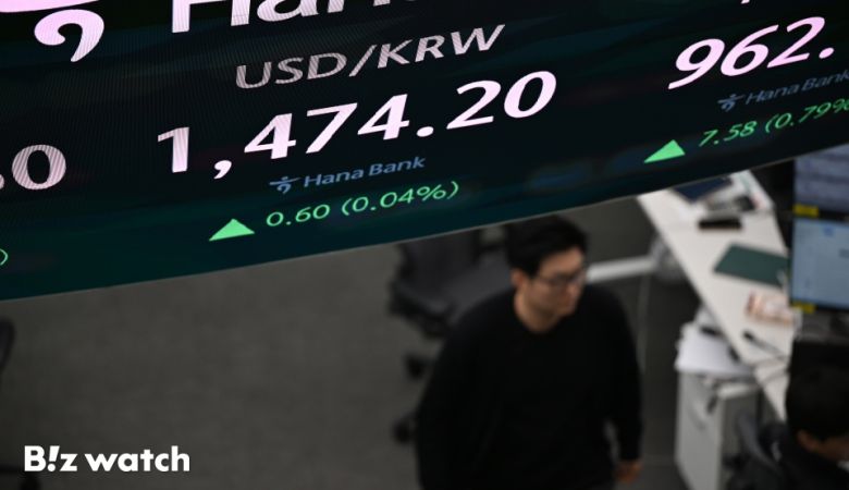 19일 정부가 외화 유출을 막기 위해 시중은행을 소환해 가파르게 늘어나던 달러예금의 금리를 낮추고 마케팅을 자제하는 등 환율 방어에 나서고 있다. 사진은 하나은행 딜링룸 모습./사진=이명근 기자 qwe123@