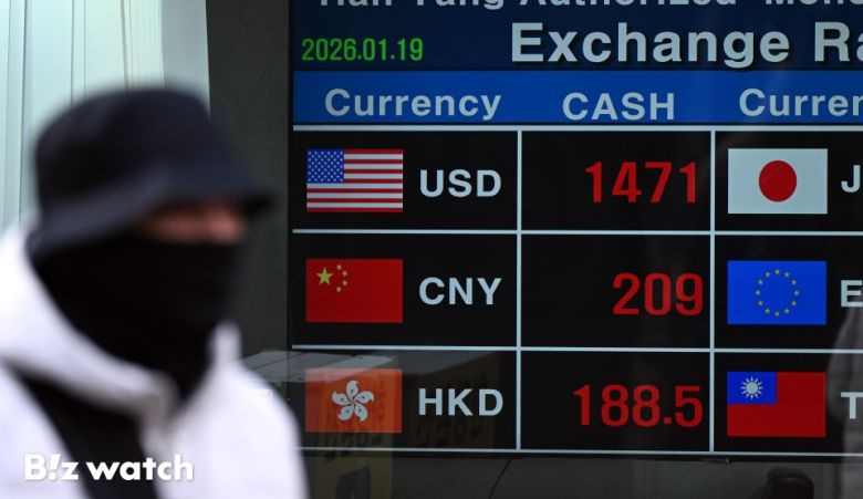 19일 정부가 외화 유출을 막기 위해 시중은행을 소환해 가파르게 늘어나던 달러예금의 금리를 낮추고 마케팅을 자제하는 등 환율 방어에 나서고 있다. 사진은 서울 도심의 환전소 모습./사진=이명근 기자 qwe123@