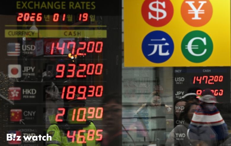 19일 정부가 외화 유출을 막기 위해 시중은행을 소환해 가파르게 늘어나던 달러예금의 금리를 낮추고 마케팅을 자제하는 등 환율 방어에 나서고 있다. 사진은 서울 도심의 환전소 모습./사진=이명근 기자 qwe123@