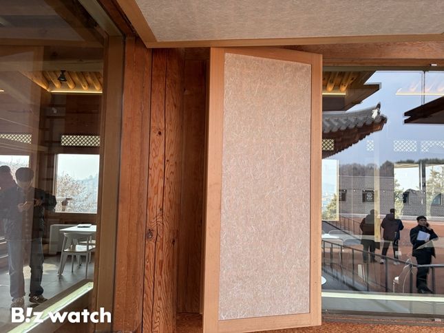 덕진공원 내 카페 창 구조./사진=정지수 기자