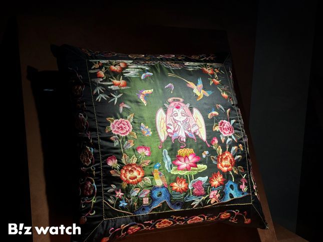 최정인 무형유산 자수장 장인은 이터널슈가 쿠키와 꽃, 식물, 동물을 자수로 그려내며 달콤한 휴식의 낙원을 표현하고 행복을 위해 필요한 '나태'의 가치를 전했다./사진=비즈워치