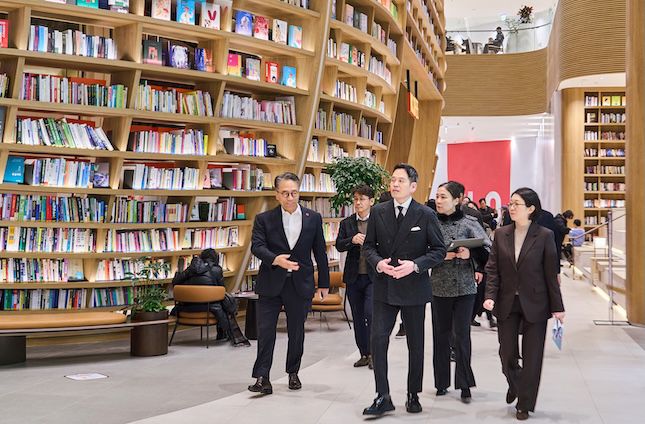 지난 16일 정용진 신세계그룹 회장이 스타필드 빌리지 운정을 찾아 책과 커뮤니티 공간이 어우러진 ‘센트럴 파드’를 둘러보고 있다. / 사진=신세계그룹