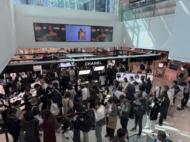 신세계면세점 명동점 샤넬 매장 앞에 사람들이 줄을 서고 있는 모습./사진=윤서영 기자 sy@