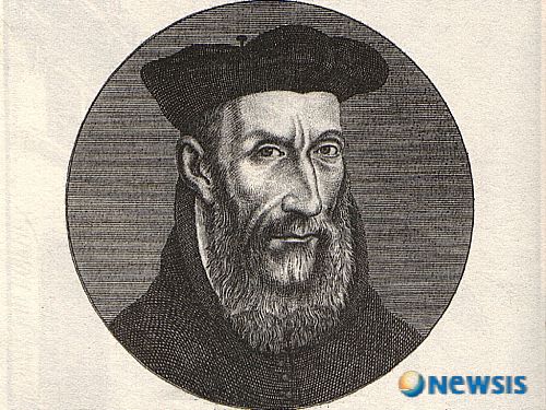 【서울=뉴시스】 또 노스트라다무스다. 대(對) 중국 단파방송 ‘SOH 희망지성’이 중국어권 시사평론가 쉰전(尋眞)의 글을 통해 “쓰촨 대지진은 노스트라다무스 예언이 현실화한 것”이라고 주장했다. 16세기 프랑스의 예언가 노스트라다무스가 자신의 예언서 ‘제세기(諸世紀)’에서 이번 지진을 정확히 예언했다는 것이다. 근거는 ‘제세기’제9장 83절이다.  ‘태양이 토러스(황소자리)에 진입하고 20일째에 들어서면 땅이 심하게 흔들리면서 큰 극장이 순식간에 폐허로 될 것이며 공기, 하늘과 땅이 모두 암흑으로 덮이고 오염될 것이다. 또 신을 믿지 않는 사람들이 신과 성자(聖者)를 외치기 시작할 것이다.’ 고대에 태양이 황소자리에 진입하는 시기는 양력 4월22일과 5월21일 사이다. 따라서 태양이 토러스에 진입한 지 20일째 되는 날은 마침 쓰촨 대지진이 발생한 당일인 5월12일이라는 설명이다.  어느 해인지 정확히 밝히지는 못했지만 5월12일에 지진이 발생한다는 것은 1998년 노스트라다무스의 예언서를 발간한 중국 작가 뤄진(洛晉)도 정확히 해독했다. 2006년 똑같은 해석을 했던 중국의 또다른 ‘제세기’ 해석가는 역시 어느 해일지는 모르지만 5월11일 전후로 중국에서 지진이 발생할 것이라고 밝히기도 했다. ‘신을 믿지 않는 사람들이 신과 성자(聖者)를 외치기 시작할 것’이라는 마지막 구절에서 신을 믿지 않는 사람들이란 무신론자들을 가리킨다. 공산정권이 들어선 중국이 바로 무신론자들이 가장 많고 가장 집중돼 있는 곳이므로 지진이 발생하는 지역을 중국으로 판단할 수 있다고 한다. ‘제세기’ 제10장 67절에는 지진 발생 후 내리는 우박을 예언한 부분도 있다. ‘아주 맹렬한 대지진이 5월에 발생할 것이며 토성이 염소자리에, 목성과 수성이 황소자리에, 금성이 전갈자리에, 화성이 처녀자리에 있을 때 계란 크기의 우박이 내릴 것이다.’ 이 부분은 5월에 발생할 지진을 다시 한 번 언급했으며 토성, 목성, 금성과 화성의 위치로 지진 발생 후 계란 크기의 우박이 내리게 되는 시간을 밝혔다. 쉰전은 “6월 3일과 4일 중국 동부 전역에 동시 다발적으로 내린 우박은 노스트라다무스의 예언에 또 다시 혀를 내두를 수 밖에 없게 한다”고 강조했다. 아울러 “노스트라다무스는 전 세계 많은 지역에서 발생할 일들을 폭넓게 예언했지만 중국과 동방에 관련된 예언을 많이 했다. 그러나 구체적인 시간은 흔히 간접적으로 표현했다. 예를 들어, 노스트라다무스는 ‘숫자 8과 9가 들어간 해에 동방에 큰 일이 일어날 것이다’라고 예언했는데 1989년 6월4일, 6·4 텐안문 사건이 발생한 뒤에야 사람들은 그것이 무엇을 가리켰는지 알 수 있었다”고 강변했다./유상우기자 swryu@newsis.com