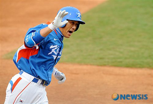 【베이징(중국)=뉴시스】 지난 2008년 8월23일 오후 베이징우커송야구장에서 열린 올림픽야구 결승전 한국 대 쿠바 경기중 한국 1회초 2사 1루상황 이승엽이 투런홈런을 날리고 환호하며 주루를 돌고 있다. /이동원특파원 dwlee@newsis.com