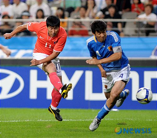 【서울=뉴시스】 지난 2008년 9월19일 오후 서울 상암월드컵경기장에서 열린 대한축구협회 창립 75주년 기념 한-일 OB올스타전에서 한국 고정운이 슛을 날리고 있다. /박주성기자 park7691@newsis.com