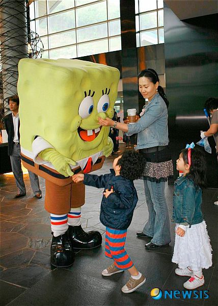 [광주=뉴시스] 어린이들이 스펀지밥 캐릭터 인형을 보고 즐거워 하고 있는 모습.(사진=곤지암리조트 제공) /우종원기자 photo@newsis.com