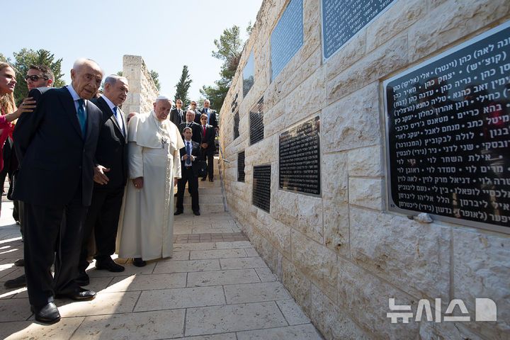 [예루살렘=AP/뉴시스] 고(故) 프란치스코 교황이 2014년 5월 26일 이스라엘 예루살렘의 테러 희생자 추모비를 찾은 모습. 2025.04.23.