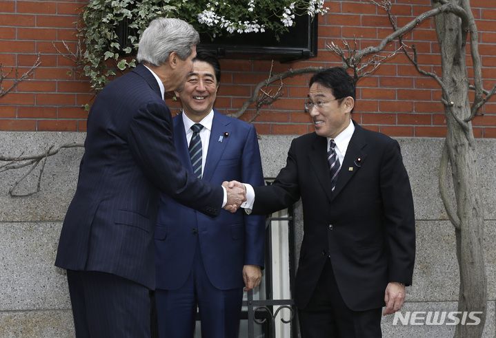 [보스턴(미국)=AP/뉴시스]지난 2015년 4월 26일 당시 미국 국무부 장관이던 존 케리(왼쪽)가 일본 외무상이던 기시다 후미오(오른쪽)과 악수하고 있다. 가운데에는 당시 일본 총리던 아베 신조가 보인다. 케리가 자신의 고향인 보스턴 자택에 아베와 기시다를 초청했다. 2022.07.20.
