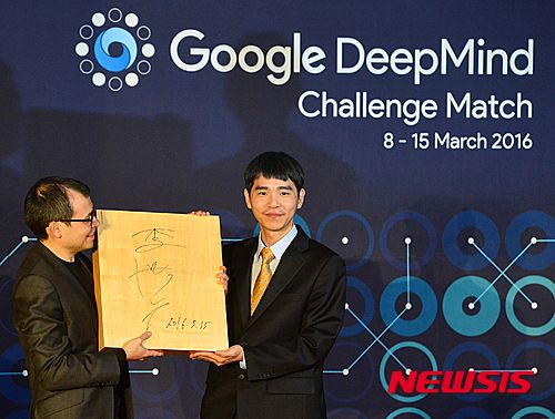 [서울=뉴시스] 고승민 기자 = 15일 서울 종로구 포시즌스호텔에서 열린 구글 딥마인드 챌린지 매치 세레모니에서 이세돌 9단(오른쪽)과 데미스 하사비스 구글 딥마인드 CEO(왼쪽)가 알파고와의 대결에서 사용된 바둑판을 들고 기념사진 촬영을 하고 있다. 2016.03.15. photo@newsis.com
