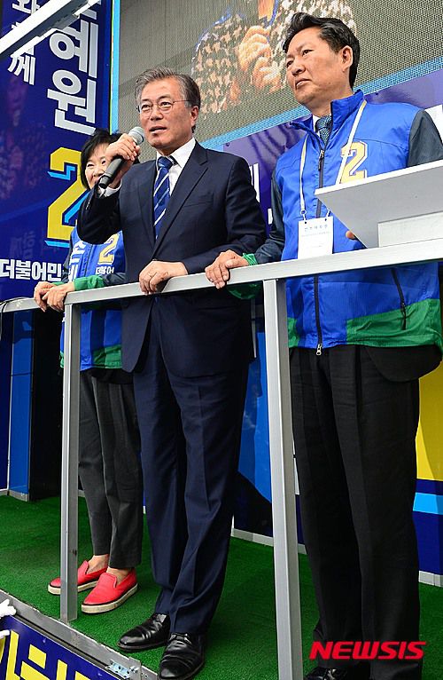 【서울=뉴시스】조성봉 기자 = 더불어민주당 문재인(가운데) 전 대표가 10일 오후 서울 마포구 홍대입구에서 제20대 국회의원선거 마포을 지역구에 출마한 더민주 손혜원 후보의 지지를 호소하고 있다. 왼쪽부터 손 후보, 문 전 대표, 더컸유세단 단장 정청래 의원. 2016.04.10.suncho21@newsis.com