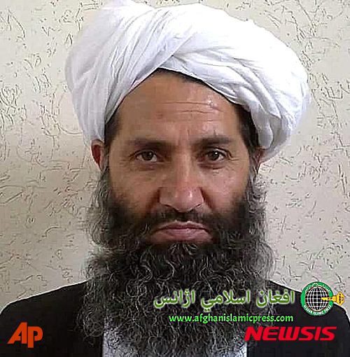 【카불=AP/뉴시스】아프가니스탄 탈레반이 25일(현지시간) 물라 악타르 만수르 전 탈레반 지도자가 지난주 사망했음을 확인하면서 물라 하이바툴라 아쿤드자다를 새 지도자로 선출했다고 밝혔다. 사진은 새 지도자로 선출된 아쿤드자다. 2016.05.25