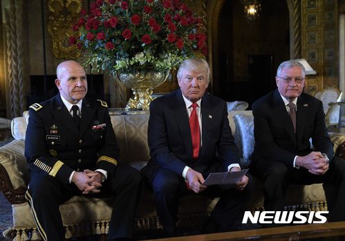 [팜비치=AP/뉴시스] 지난 2017년 2월 자료 사진으로, 미 플로리다주 팜비치 마러라고 리조트에서 도널드 트럼프 대통령(가운데)과 키스 켈로그 당시 백악관 국가안보위원회 보좌관 대행(오른쪽) 나란히 앉아 있다. 왼쪽은 당시 새 국가안보보좌관으로 발탁된 허버트 맥마스터 육군 중장. 켈로그 준장은 트럼프 2기 행정부에서 러시아-우크라이나 전쟁 특사를 맡았다. 2025.01.23.