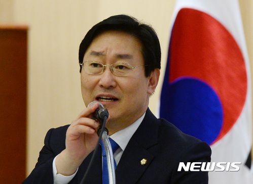 【서울=뉴시스】김진아 기자 = 국회 법제사법위원회 더불어민주당 간사인 박범계 의원이 22일 오후 서울 여의도 국회 도서관에서 열린 ‘박근혜 대통령, 미리보는 탄핵심판’ 토론회에서 발언을 하고 있다 2017.02.22. bluesoda@newsis.com