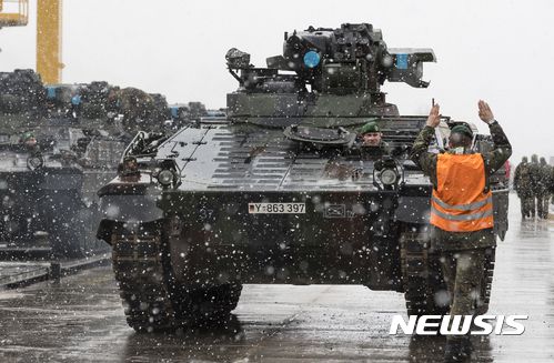 [세스토카이=AP/뉴시스] 독일 기계화보병 연대의 장갑차량이 러시아와 국경을 맞댄 리투아니아에 나토군 일원으로 주둔하기 위해  수도 빌니우스 기차역에 도착했다. 자료사진. 2025.06.07