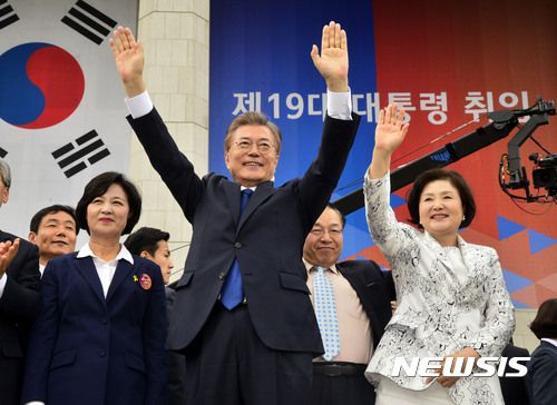 【서울=뉴시스】전진환 기자 = 문재인 대통령과 부인 김정숙 여사가 10일 서울 여의도 국회 로텐더홀에서 제19대 대통령 취임식을 마치고 국회를 떠나며 환영하는 시민들에게 손을 들어 인사하고 있다. 2017.05.10.  photo@newsis.com