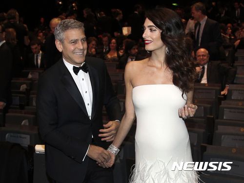 [파리=AP/뉴시스] 조 바이든 미국 대통령이 국제형사재판소(ICC)의 이스라엘 지도부 체포 영장 발부를 비난한 데 대해 ICC와 협력한 아내를 둔 배우 조지 클루니가 백악관에 항의했다고 워싱턴포스트(WP)가 6일(현지시각) 보도했다. 사진은 클루니 부부가 2017년 2월 24일 프랑스 파리에서 열린 세자르 영화상 수상식에 참석한 모습. 2024.06.07.