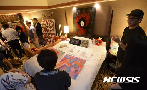 【서울=뉴시스】 최진석 기자 = 울 파르나스에서 열린 '아시아호텔아트페어 서울 2017(AHAF SEOUL 2017)'을 찾은 관람객들이 작품을 관람하고 있다. 2017.08.24. myjs@newsis.com