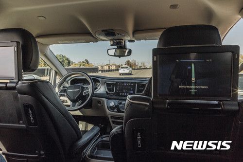 [캘리포니아=AP/뉴시스] 구글의 모기업 알파벳 산하 자율주행차량 기업 웨이모가 완전 무인 차량의 도로주행 테스트를 시작했다. 사진은 지난달 29일(현지시간) 캘리포니아의 한 도로에 나온 웨이모의 완전 무인 차량 내부. 2017.11.08