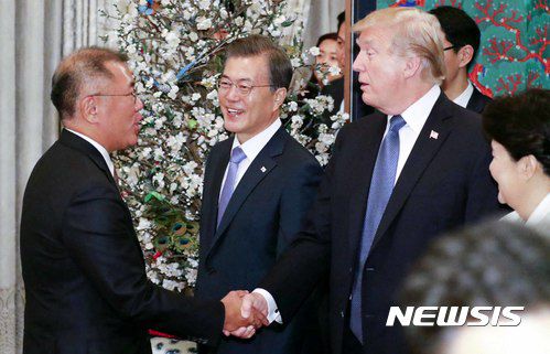 [서울=뉴시스]2017년 11월7일 도널드 트럼프 미 대통령 청와대 영빈관에서 열린 국빈만찬에 앞서 정의선 당시 현대자동차 부회장과 인사하고 있다. 2025.03.24.