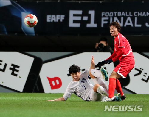 【지바(일본)=뉴시스】박주성 기자 = 11일 오후 일본 지바 소가 스포츠 파크에서 열린 2017 EAFF E-1 챔피언십 여자부 북한 대 한국의 경기에서 한국 이은미와 북한 리향심이 볼 다툼을 하고 있다. 2017.12.11. park7691@newsis.com
