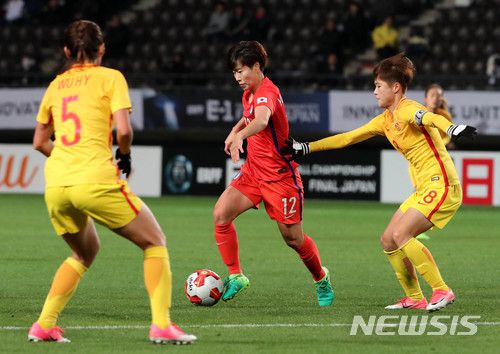 【지바(일본)=뉴시스】박주성 기자 = 15일 오후 일본 지바 소가 스포츠파크에서 열린 2017 EAFF E-1 챔피언십 여자부 한국 대 중국의 경기에서 한국 유영아가 중국의 수비수들을 따돌리려 하고 있다. 2017.12.15.  park7691@newsis.com