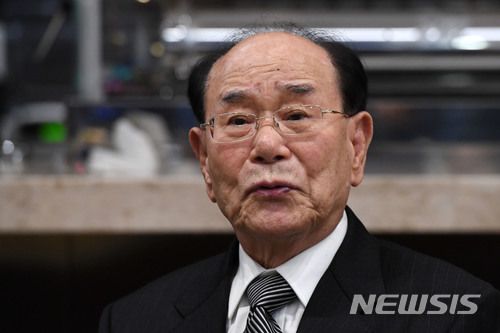 【강릉=뉴시스】사진공동취재단 = 평창동계올림픽을 계기로 방남한 북한 김영남 최고인민회의 상임위원장이 10일 오후 강원 강릉시 스카이베이 경포호텔에서 열린 통일부 장관 주재 만찬에서 인사말을 하고 있다. 2018.02.11. photo@newsis.com