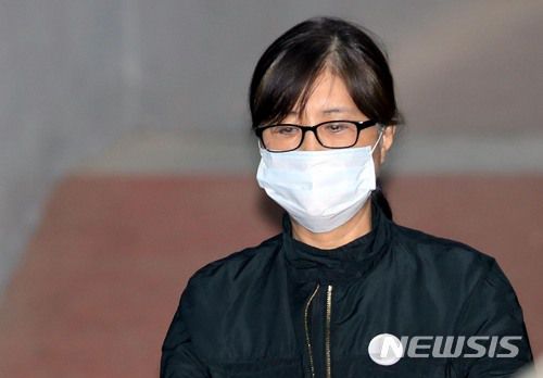【서울=뉴시스】조성봉 기자 = ‘국정농단 사건’ 최순실 씨가 13일 오후 서울 서초구 서울고등법원에서 열린 항소심 2차공판에 출석하기 위해 호송차에서 내려 법정으로 향하고 있다.  2018.04.13. suncho21@newsis.com‘