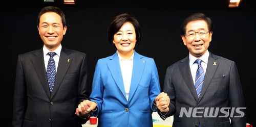 【서울=뉴시스】국회사진기자단 = 더불어민주당 서울시장 후보 경선 토론회가 17일 오후 서울 마포 한겨레신문사에서 열린 가운데 우상호, 박영선, 박원순 후보(왼쪽부터)가 토론에 앞서 사진을 찍고 있다. 2018.04.17.  photo@newsis.com