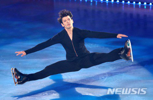 【서울=뉴시스】박주성 기자 = 20일 오후 서울 목동 아이스링크에서 열린 아이스쇼 'SK텔레콤 올댓스케이트 2018'에서 스테판 랑비엘이 무대를 선보이고 있다. 2018.05.20. park7691@newsis.com