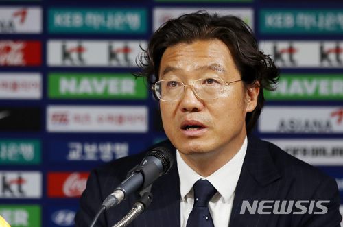 【서울=뉴시스】김진아 기자 = 김판곤 대한축구협회 국가대표감독 선임위원장이 5일 서울 종로구 대한축구협회에서 '축구 국가대표팀 감독 선임 소위원회'를 마친 후 브리핑을 하고 있다.  대한축구협회는 신태용 축구국가대표팀 감독 유임과 관련해 “다른 후보와 경쟁을 통해 결정하겠다”고 밝혔다. 2018.07.05. bluesoda@newsis.com