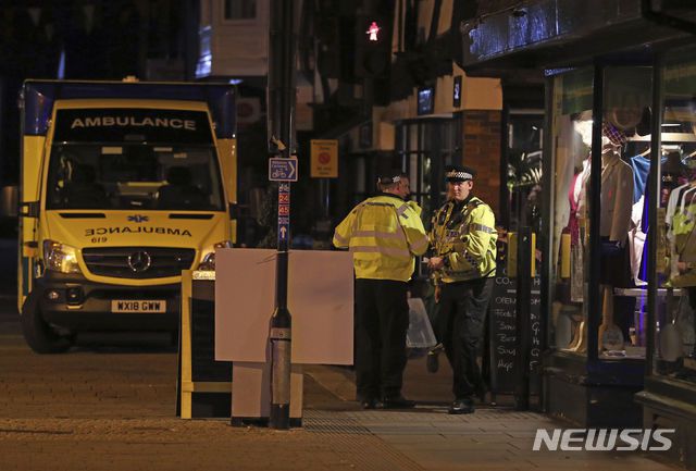 [솔즈버리(영국)=AP/뉴시스] 영국은 4일(현지 시간) 블라디미르 푸틴 러시아 대통령이 2018년 3월 러시아 이중 간첩 세르게이 스크리팔에게 신경작용제 '노비촉'으로 공격하라고 명령했다고 결론을 내렸다. 사진은 사건 당시 영국 솔즈버리 경찰이 남녀 한 쌍이 독극물 중독 의심 증세를 보인 식당 부근에서 도로를 봉쇄한 채 경계를 서는 모습. 2025.12.05