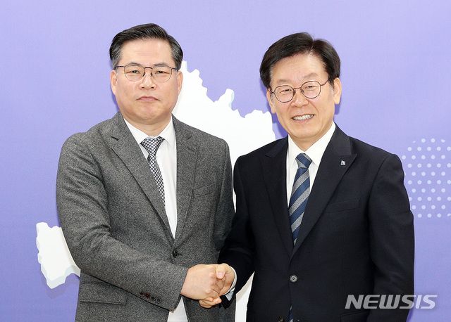 【수원=뉴시스】김경호 기자=검찰이 이른바 '대장동 본류 사건'이라고 불리는 대장동 민간업자들의 뇌물·배임 혐의 1심 재판에서 유동규 전성남도시개발공사 기획본부장과 화천대유자산관리대주주 김만배씨에게 징역 7년과 12년의 중형을 구형했다. 최후진술에 나선 유 전 본부장은 "이재명이라는 정치인의 성공을 위해 한  일"이라면서도 "처벌은 달게 받겠다"고 했다. 사진은 유 전 본부장과 이 대통령.