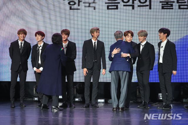 [파리(프랑스)=뉴시스]전신 기자 = 문재인 대통령과 부인 김정숙 여사가 14일(현지시간) 프랑스 파리 르 트레지엠 아트 공연장에서 한-불 우정콘서트에 참석한 BTS 멤버들과 인사를 나누고 있다. 2018.10.15.photo1006@newsis.com