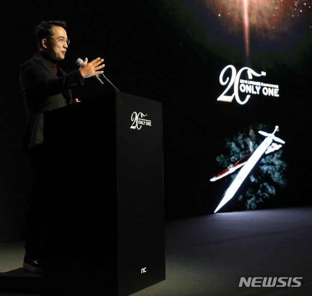 【서울=뉴시스】박주성 기자 = 엔씨(NC) 김택진 대표가 29일 오전 서울 강남구 라움아트센터에서 열린 리니지 서비스 20주년 미디어 행사 'ONLY ONE'에서 인사말을 하고 있다.  이날 서비스 20주년을 기념해 '리니지 리마스터(Lineage Remastered)'를 공개했다. 2018.11.29. park7691@newsis.com