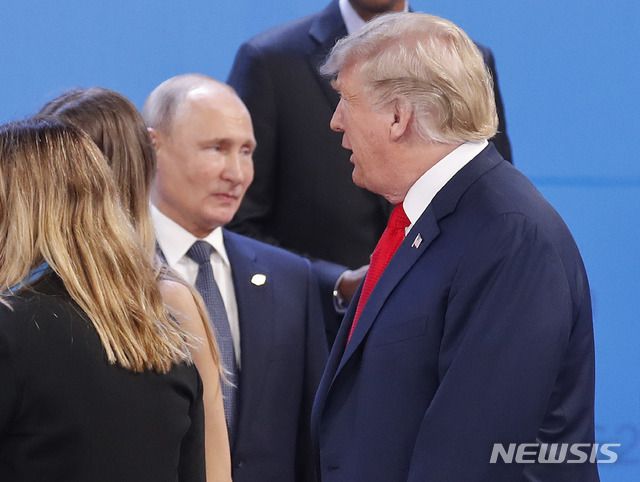 [부에노스아이레스=AP/뉴시스] 2018년 12월 아르헨티나 부에노스아이레스에서 열린 G20 정상회의에서 마주친 도널드 트럼프 미국 대통령(오른쪽)과 블라디미르 푸틴 러시아 대통령. (사진=뉴시스DB)