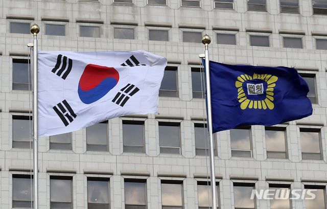 [서울=뉴시스]이영환 기자 = 법원 깃발. 2018.12.18.  20hwan@newsis.com