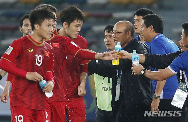 【아부다비(아랍에미리트)=뉴시스】김진아 기자 = 8일 오후(현지시각) 아랍에미리트 아부다비 자예드 스포츠 시티 스타디움에서 열린 2019 AFC 아시안컵 조별리그 D조 1차전 베트남과 이라크의 경기, 베트남 박항서 감독이 자책골로 1점을 획득하자 선수들을 격려하고 있다. 2019.01.08.   bluesoda@newsis.com