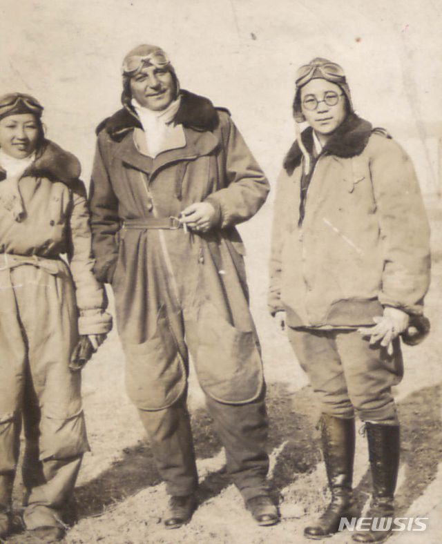 [서울=뉴시스]1935년 중국 공군에서 선전비행을 준비하던 권기옥. 재미 중국인 여성비행사 이월화, 이탈리아인 비행교관과 함께. 2019.02.22(제공=권기옥 유족 권현 광복회 이사장)