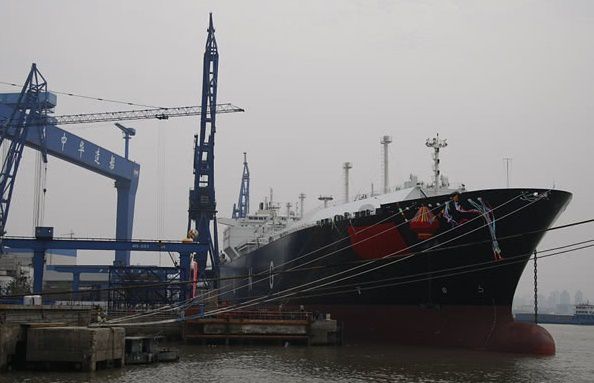 【서울=뉴시스】중국 국영 중국선박공업그룹 자회사인 후둥중화조선그룹은 2일 노르웨이·독일선급인 DNV-GL와 적재 용량이 27만㎥인 세계 최대 LNG선 건조 협약을 체결했다. 후둥중화조선그룹이 지난 2008년 4월 인도된 중국 첫 LNG선 '다펑하오'.