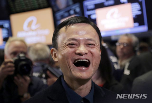 【뉴욕=AP/뉴시스】지난 2014년 9월19일 마윈 알리바바 회장이 미국 뉴욕증시에 기업공개(IPO)를 한 뒤 확짝 웃고 있다. 2019.05.16.