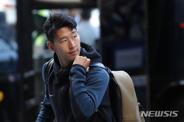 【마드리드=AP/뉴시스】토트넘의 손흥민이 29일(이하 현지시간) 스페인 마드리드의 호텔에 도착해 들어서고 있다. 토트넘은 오는 6월 1일 스페인 마드리드의 메트로폴리타노 스타디움에서 2018-19시즌 유럽축구연맹(UEFA) 챔피언스리그 리버풀과 결승전을 치른다. 2019.05.30.