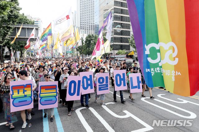 【서울=뉴시스】김병문 기자 = 1일 오후 서울 중구 명동·을지로 일대에서 서울퀴어문화축제 참가자들이 퍼레이드를 하고 있다. 2019.06.01. dadazon@newsis.com