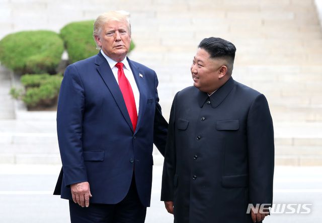 【판문점=뉴시스】박진희 기자 = 도날드 트럼프 미국 대통령이 2019년 6월30일 판문점 공동경비구역(JSA) 군사분계선에서 김정은 북한 국무위원장과 만나고 있다. 2025.07.18. pak7130@newsis.com