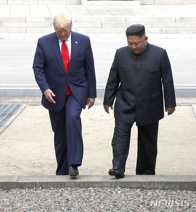 [판문점=뉴시스]도널드 트럼프 미국 대통령과 김정은 북한 국무위원장이 2019년 6월30일 판문점 공동경비구역(JSA) 군사분계선을 넘어 북측으로 갔다 다시 남측으로 넘어오고 있다. 2019.06.30. pak7130@newsis.com